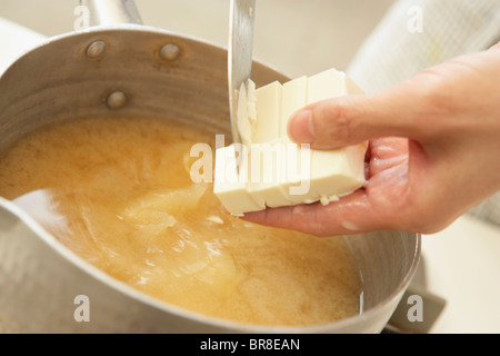 Donna fare la zuppa di miso, close up Foto Stock