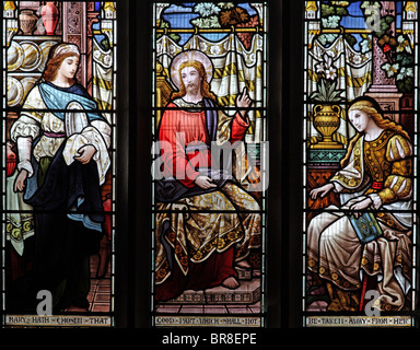 Una finestra di vetro colorato da Ward &Hughes che raffigura Gesù con Marta e Maria di Betania, Sant'Andrea Chiesa, Stratton, Cornwall Foto Stock