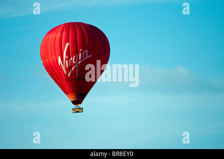 Uno della Vergine i palloni ad aria calda visto oltre a Godalming Surrey Foto Stock