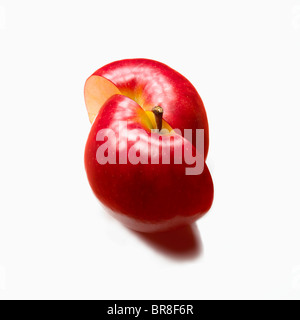 Apple tagliate a metà, sfondo bianco Foto Stock