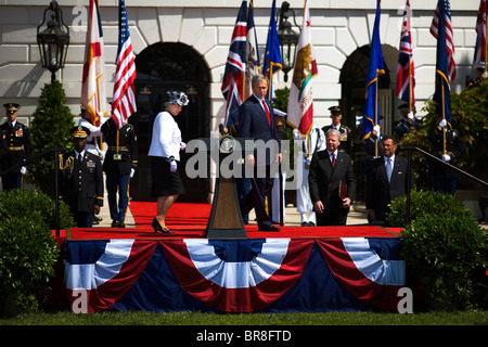 La Gran Bretagna è la Regina Elisabetta II è accolto alla Casa Bianca in una gazzetta ufficiale dello stato arrivo dal Presidente George W Bush Foto Stock