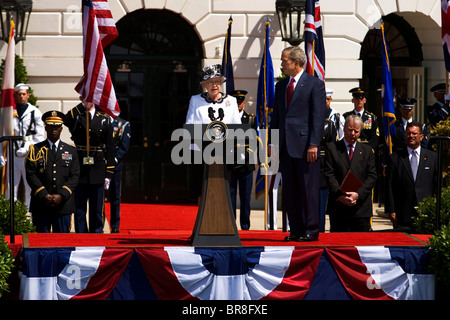 La Gran Bretagna è la Regina Elisabetta II è accolto alla Casa Bianca in una gazzetta ufficiale dello stato arrivo dal Presidente George W Bush Foto Stock