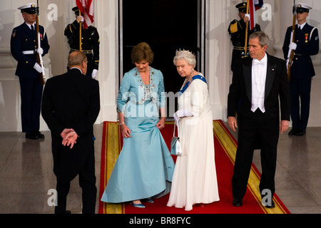 Il presidente e la First Lady Bush posano con l'Inghilterra del Queen Elizabeth II e suo marito il Principe Filippo prima di un ufficiale di stato Din Foto Stock