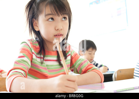 Figli che studiano a scuola cram Foto Stock