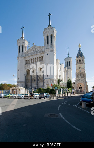 La Nostra Signora di Fourvière Basilica, che domina la città di Lione, Rhone-Alpes, Francia Foto Stock