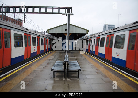 Due treni del tubo su ciascun lato della piattaforma a Westbourne Park Station Foto Stock