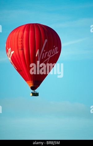 Uno della Vergine i palloni ad aria calda visto oltre a Godalming Surrey Foto Stock