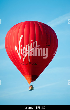 Uno della Vergine i palloni ad aria calda visto oltre a Godalming Surrey Foto Stock