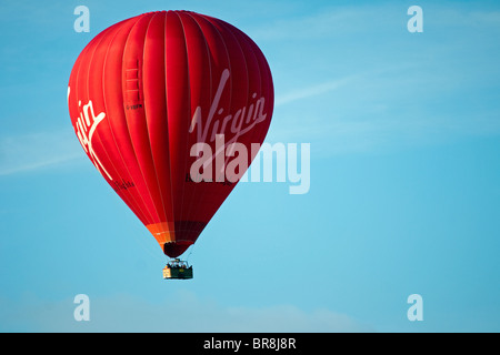 Uno della Vergine i palloni ad aria calda visto oltre a Godalming Surrey Foto Stock