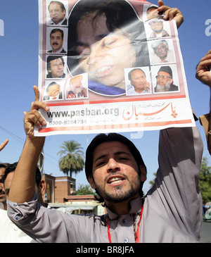 Gli attivisti del Pasban gridare slogan per il rilascio di Dr.Aafia Siddiqui durante una manifestazione di protesta al di fuori di Peshawar premere Foto Stock