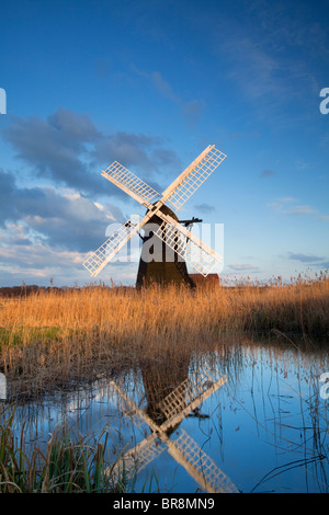 Drenaggio Herringfleet mill illuminata di ultima luce in Suffolk Foto Stock