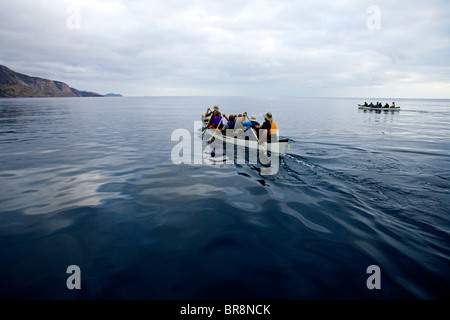 Due ocean canoe kayak accanto a un'isola su un nuvoloso giorno. Foto Stock