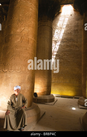 Fasci di luce solare che colpisce la parte interna del ben conservato al Tempio di Horus in Alto Egitto Foto Stock