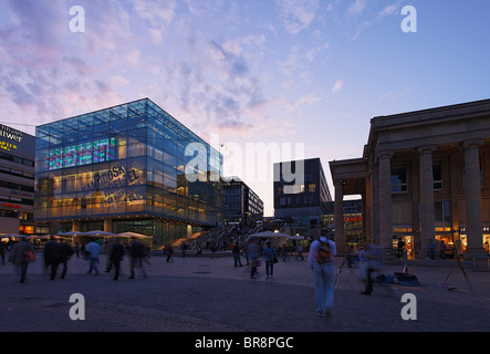 Kunstmuseum illuminato a piazza Castello di sera, Stoccarda, Baden-Württemberg, Germania Foto Stock