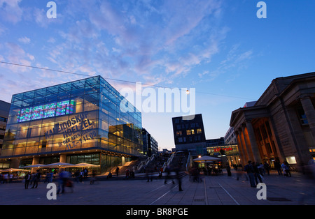 Kunstmuseum illuminato a piazza Castello di sera, Stoccarda, Baden-Württemberg, Germania Foto Stock