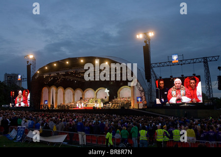 Papa Benedetto XVI conduce la messa al Hyde Park rally durante il suo tour papale di Gran Bretagna 2010. Foto Stock