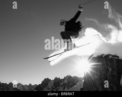 Uno sciatore è il salto di una rupe nella Valle di Chamonix. Foto Stock