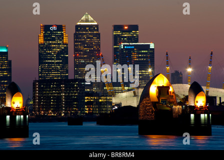 Regno Unito, Inghilterra, Londra, Canary Wharf, Thames Barrier, O2 Foto Stock