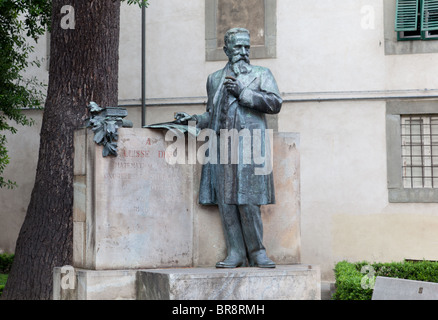 Statua di matematico Ulisse Dini nella Piazza di Cavalieri, Pisa, Italia Foto Stock