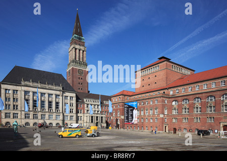 Il Rathaus mit dem Kampanile und Opernhaus in Kiel, Kieler Foerde, Ostsee, Schleswig-Holstein Foto Stock