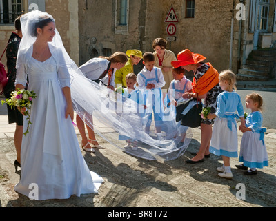 Sposa con la pagina Ragazzi e ragazze azienda treno nuziale - Francia. Foto Stock