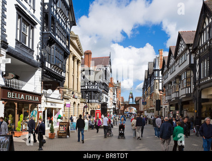 Eastgate, una delle righe nel centro storico di Chester, Cheshire, Inghilterra, Regno Unito Foto Stock