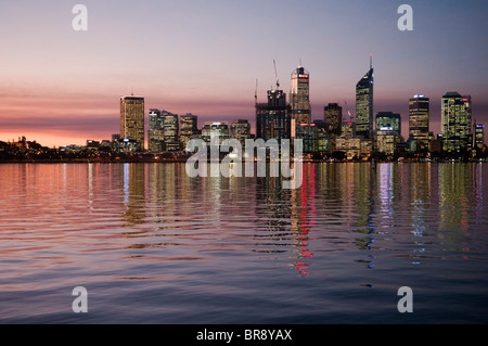 Città di Perth si riflette nel fiume Swan al tramonto Foto Stock