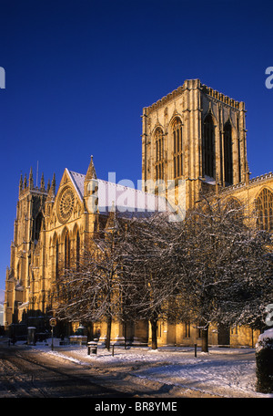 Maestosa cattedrale di York Minster in inverno la neve Yorkshire Regno Unito Foto Stock