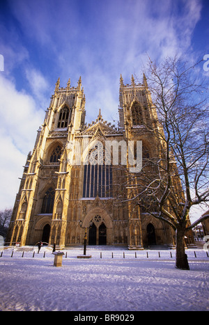 Maestosa cattedrale di York Minster in inverno la neve Yorkshire Regno Unito Foto Stock