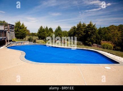 Piscina interna Piscina con solare blu Bubble wrap coperchio per mantenere il calore dell'acqua Foto Stock