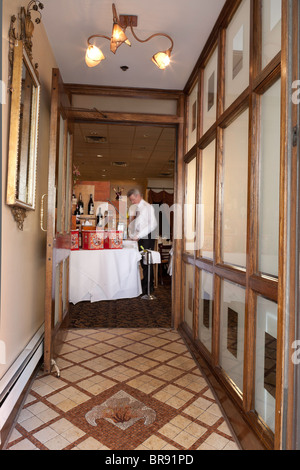 Proprietario la preparazione di stazione di ingresso al ristorante di lusso, NYC Foto Stock