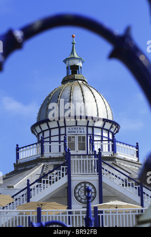 La Camera Obscura su Eastbourne Pier, East Sussex, Inghilterra. Foto Stock