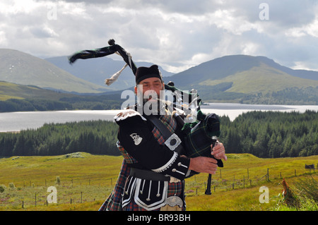 Un suonatore di cornamusa scozzese nelle Highlands scozzesi Foto Stock