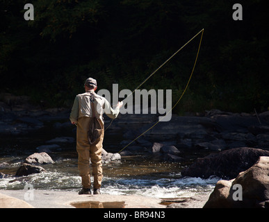 Il pescatore a mosca in un fiume rapido vicino a deglutire cade nel Maryland Foto Stock