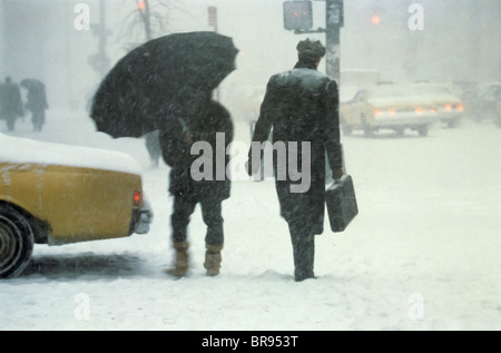 Pedonans Crossing Street in snowstorm, NYC 1990s Foto Stock