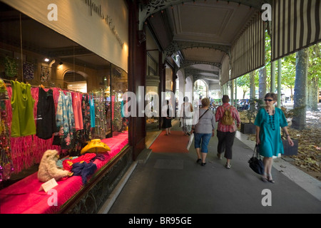 I turisti di passeggiare attraverso la forma a ferro di cavallo shopping arcade, in Vichy ( shoppers shopper). Foto Stock