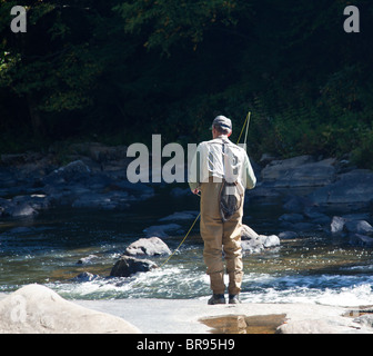 Il pescatore a mosca in un fiume rapido vicino a deglutire cade nel Maryland Foto Stock