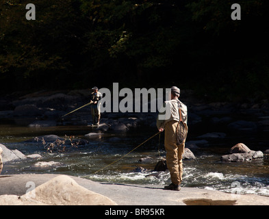 Il pescatore a mosca in un fiume rapido vicino a deglutire cade nel Maryland Foto Stock