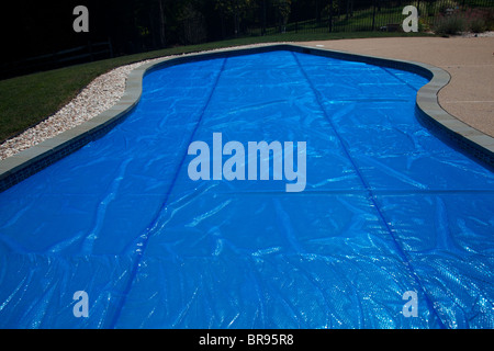 Piscina interna Piscina con solare blu Bubble wrap coperchio per mantenere il calore dell'acqua Foto Stock