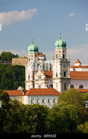 Germania, Bayern-Bavaria, Passau. Inn vista fiume Dom e la Cattedrale di Santo Stefano. Foto Stock