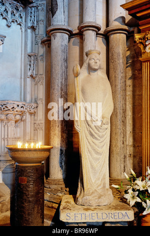 Una statua di san etheldreda nella Cattedrale di Ely Foto Stock