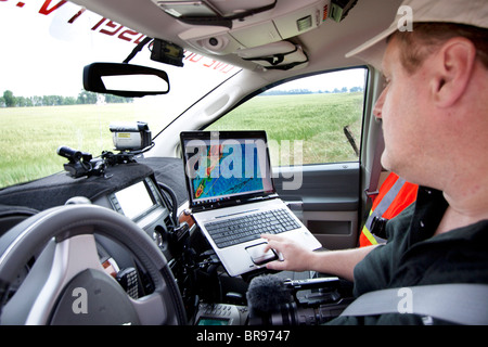 Storm Chaser David Drummond monitora un sviluppo di grave tempesta in nord Oklahoma, 12 maggio 2010. Foto Stock