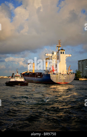 Port Everglades, Florida, Stati Uniti d'America. Traino Seabulk's SDM, St. Johns, assistendo nave portacontainer, Asian Sun nella porta Foto Stock