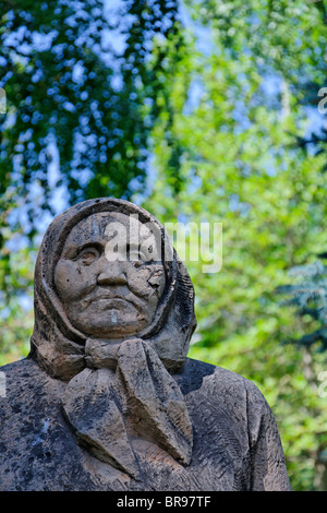 Statua di una donna anziana in Dubovy Park, a Bishkek, Kirghizistan Foto Stock