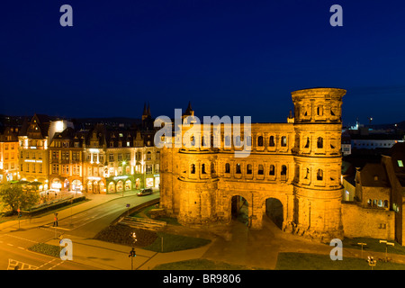 Germania, Rheinland-Pfaltz Mosel River Valley, Trier. Porta Nigra, II secolo struttura romana di sera. Foto Stock