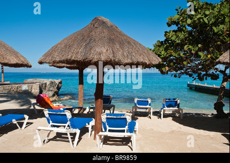 Messico, Cozumel. Ombrelloni Playa Azul Hotel, San Miguel, Isla Cozumel, Isola di Cozumel. Foto Stock