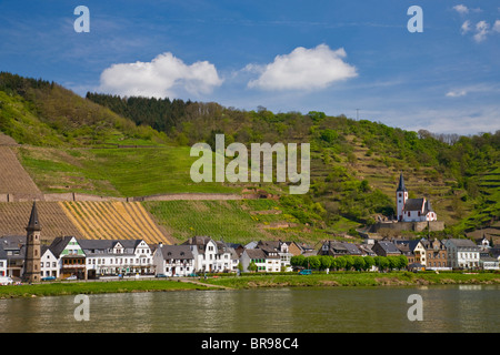 Germania, Rheinland-Pfaltz Mosel River Valley, Kobern-Gondorf. Piccola città lungo il fiume Mosella. Foto Stock