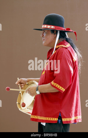 Cherokee, North Carolina - Chactaw batterista Indiano sul palco durante il Sudest annuale Festival della tribù. Foto Stock