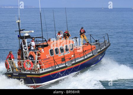 Il RNLI Mersey Classe 'RNLB Royal Thames' Tutti Meteo scialuppa di salvataggio a Eastbourne, East Sussex, Inghilterra. Foto Stock