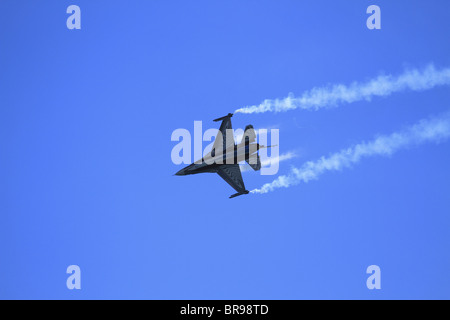 Un belga Air Force F16 (Lockheed Martin F-16 Fighting Falcon) Fighter Jet esegue a Eastbourne Air Show, East Sussex, Inghilterra Foto Stock